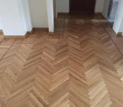 Posa e verniciatura parquet spinato in rovere